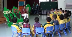 S0274小班语言游戏《爱吃水果的毛毛虫》视频+教案+音乐+打印图-幼师资源库