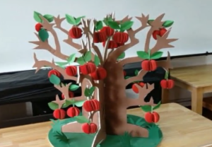 L1296大班艺术《红红的苹果树上挂》微课 微视频+课件+教案+反思-幼师资源库