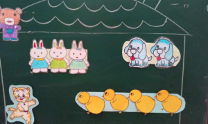 S1004小班数学游戏《招待客人》(2个版本)视频+教案+课件+反思+配音-幼师资源库