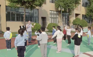 M1671中班体育《床单变形记》2024 视频+教案-幼师资源库